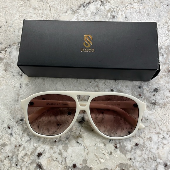 sojos Accessories - NWT sojos retro cream colored aviator with gold detailing
